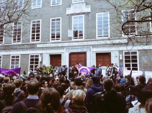 Hundreds close SOAS
