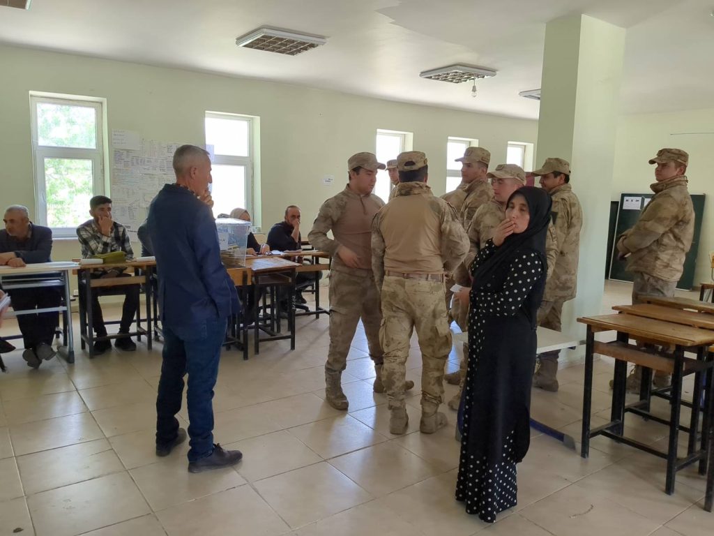 Soldiers in the voting rooms