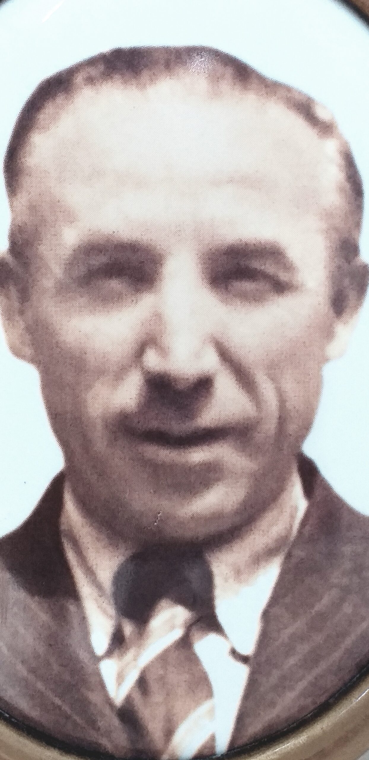 Old photo of middle aged man in suit and tie