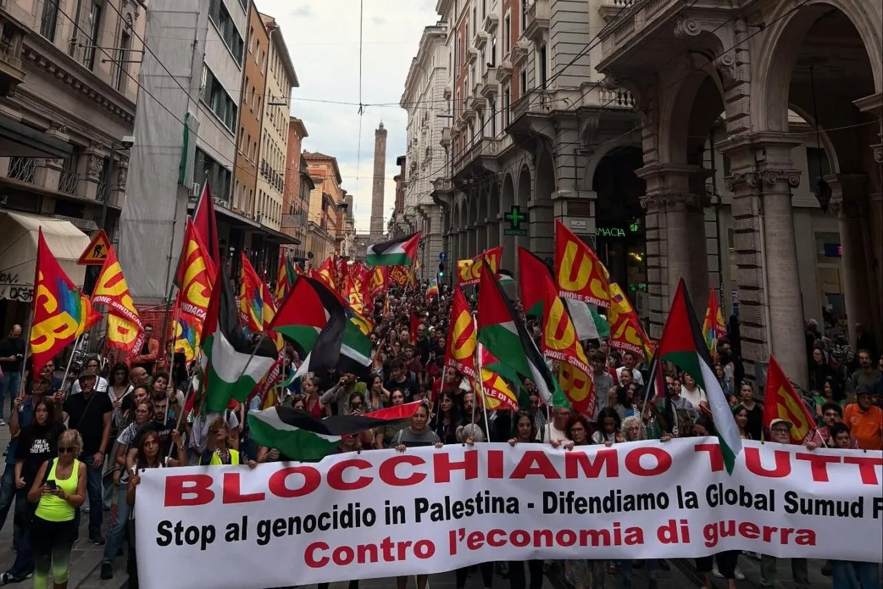 Italy: General Strike Blocks Ports, Schools and Transport for Pales...