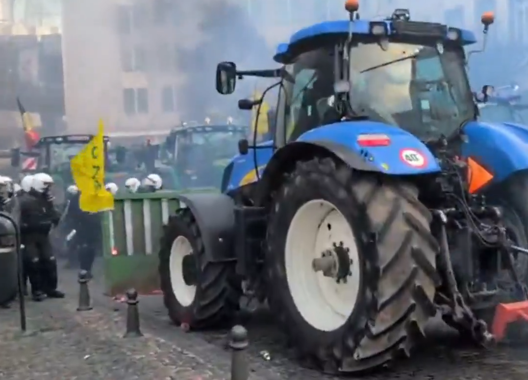 Brussels: European farmers clash with police